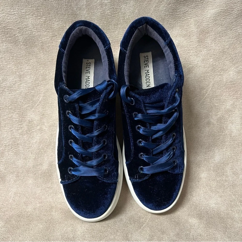 Steve Madden Blue Velvet Satin Snickers Sz 6